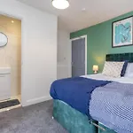 7Br, 7 En-Suite, Free Parking, Wifi , Sleeps 14