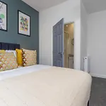 7Br, 7 En-Suite, Free Parking, Wifi , Sleeps 14