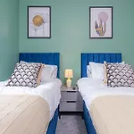 7Br, 7 En-Suite, Free Parking, Wifi , Sleeps 14