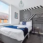 Stylish 5 Bedroom 5 Bathroom House Sleeps 10 With Garden, Smart Tv And Free Parking By Yoko Property