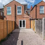 Stylish 5 Bedroom 5 Bathroom House Sleeps 10 With Garden, Smart Tv And Free Parking By Yoko Property