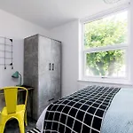 Stylish 5 Bedroom 5 Bathroom House Sleeps 10 With Garden, Smart Tv And Free Parking By Yoko Property