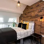Stylish 5 Bedroom 5 Bathroom House Sleeps 10 With Garden, Smart Tv And Free Parking By Yoko Property