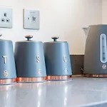 Stunning 2 Bedroom Apartment - Close To City Centre - Free Parking, Super-Fast Wifi, Smarttv, Private Balcony And Communal Garden By Yoko Property
