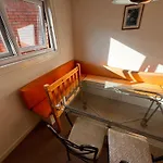 Two-Bedroom Flat Close To Uni & Shopping Center With Free Parking