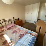 Two-Bedroom Flat Close To Uni & Shopping Center With Free Parking