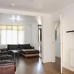 Room In Guest Room - Beautiful Big Room In Coventry