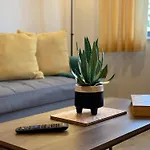 Vibrant Cosy 2 Bedroom Apartment