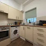 Vibrant Cosy 2 Bedroom Apartment