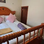Room In Guest Room - Bright Nice Room In Coventry