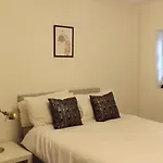 Room In Guest Room - Large Room In Coventry