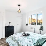 Stylish Apartment In Coventry Center With Free Parking