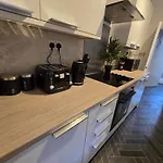 Contractors, City Centre, 4 Double Rooms, 3 Showers-Toilets, Sleeps 10, 4 Tvs