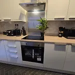 Contractors, City Centre, 4 Double Rooms, 3 Showers-Toilets, Sleeps 10, 4 Tvs