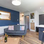 2Br Flat, Free Parking, Wifi, Smart Tv