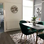 Free Parking, Free Wifi, City Centre, Contractor And Family Friendly
