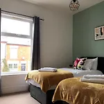 Free Parking, Free Wifi, City Centre, Contractor And Family Friendly