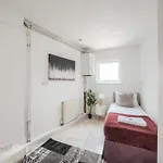 4 Bedroom House - Coventry - Wifi