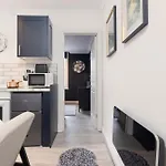 Cozy 1Br Flat, Train Station, Free Parking, Wifi, Smart Tv