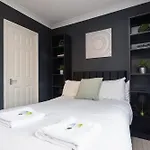 Cozy 1Br Flat, Train Station, Free Parking, Wifi, Smart Tv