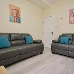 Monks Villa Fully Furnished Home Coventry