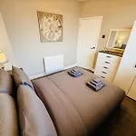 Spacious, Contemporary 2-Bed House - Hosted By Hutch Lifestyle