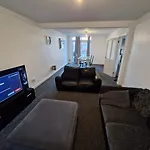Spacious 3-Bed Home -Private Garden Bbq & Parking