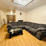 3 Bed Room Home Comfortable Stay In Coventry City, Free Parking , Wifi, Kitchen,Livingroom