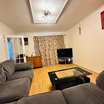 3 Bed Room Home Comfortable Stay In Coventry City, Free Parking , Wifi, Kitchen,Livingroom