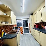 3 Bed Room Home Comfortable Stay In Coventry City, Free Parking , Wifi, Kitchen,Livingroom
