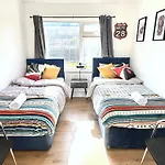 3 Bedroom Entire House Sleeps 8 Twin Beds Near Coventry University City Center Driveway Parking