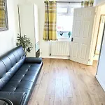 3 Bedroom Entire House Sleeps 8 Twin Beds Near Coventry University City Center Driveway Parking