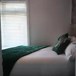 Central City Home-3 Bed Rooms- Parking-Netflix