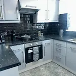 Central City Home-3 Bed Rooms- Parking-Netflix