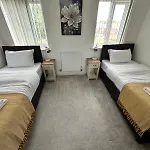 Spacious Luxurious Serviced Accommodation 8