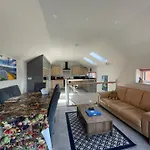 Entire Cottage Close To Coventry City Centre With 4 En Suite Bedrooms And Gated Parking