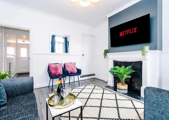 Harley House - Spacious Home With Free Netflix & Parking By Rocketbnb