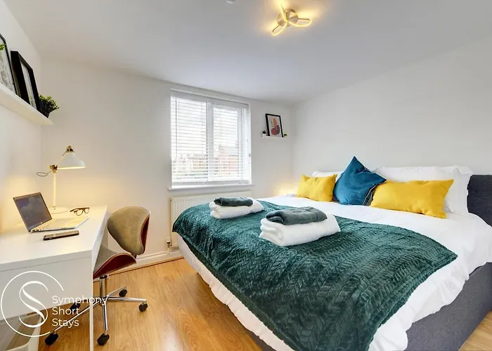Modern, Stylish Ensuite Apartments With Netflix & Parking By Symphony Short Stays