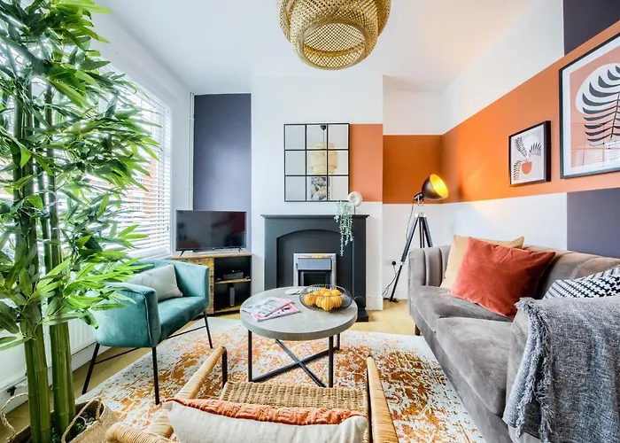 Coventry Fashionable House, City Centre, Free Parking, Sleeps 4, By Empower Homes