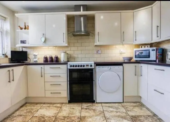 Large 4 Bedroom House In Central Coventry