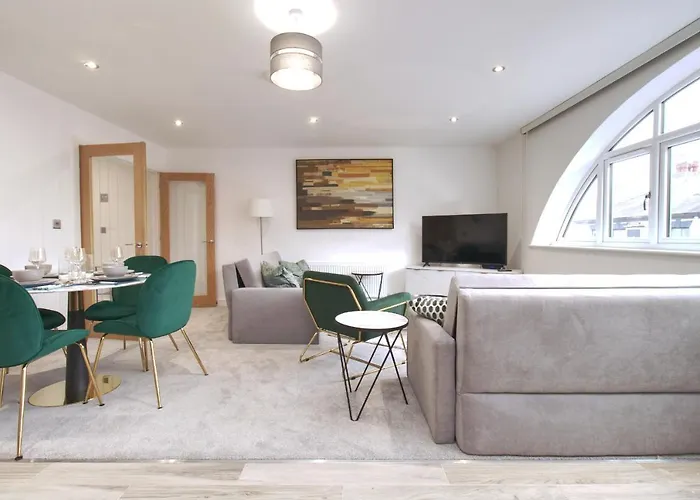 Unique! Stunning 3-Bed Penthouse Flat - 2 Floors - Sleeps 8 - Free Parking