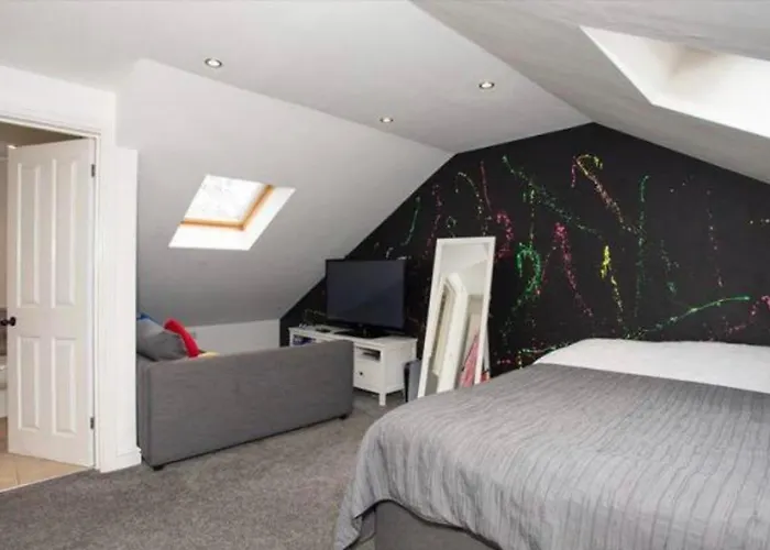 Beautiful 5 Bedroom House In Great Location.