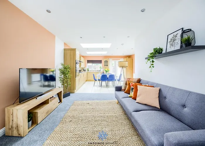 Coventry Large Stylish 4 Bedroom House, Sleeps 8, Private Parking, By Empower Homes