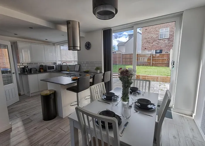 Modern 3-Bed House With Parking - Sleeps 7!