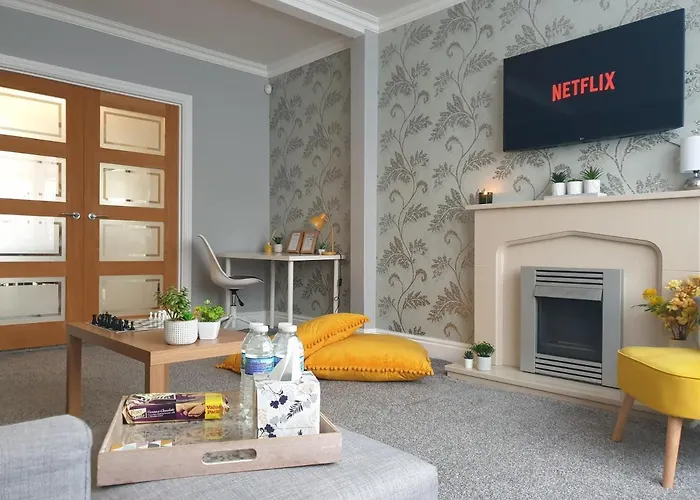Spacious City Home With Free Parking, Fast Wi-Fi & Netflix