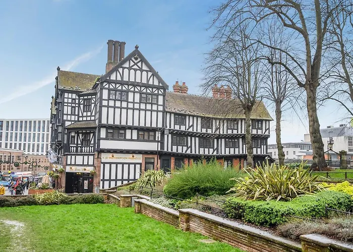 5 Priory Row