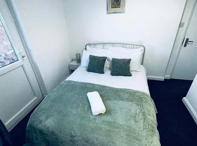 Stylish Town House - Modern Double Room - 2