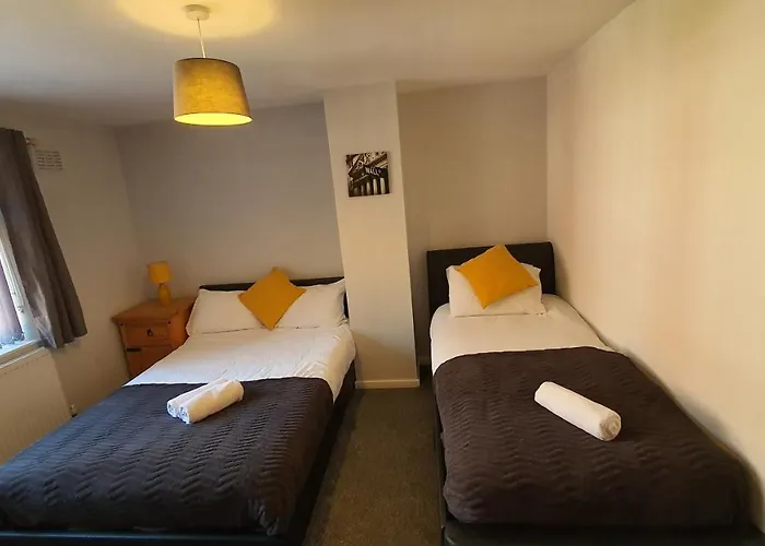 Contractors, City Centre, Parking, 3 Double Rooms, Netflix, Cosy!