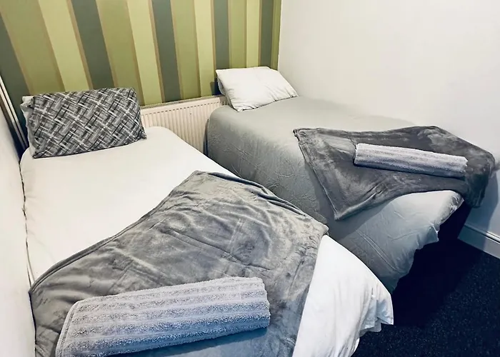 Spacious 4 Bedrooms, 3 Bathrooms, Sleeps 8