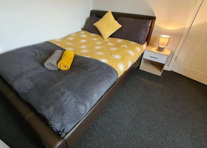 Contractors-City Centre-Parking-Sleeps 9 -Smart Tv, 2 Bathrooms!